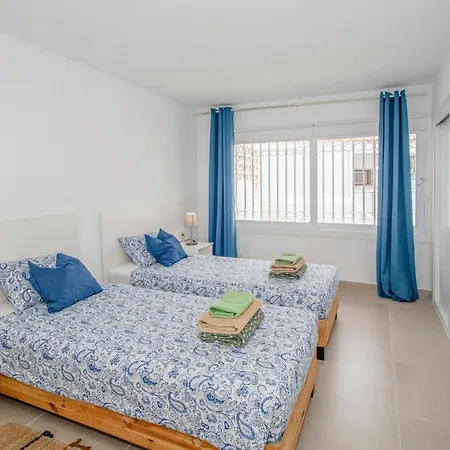 Newly Refurbished In Prime Location Apartment *