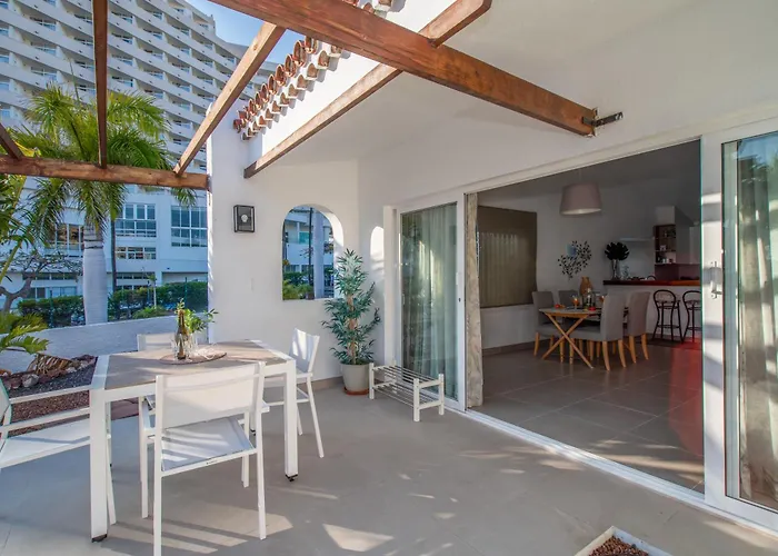 Newly Refurbished In Prime Location Apartment *