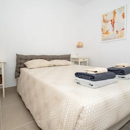 Newly Refurbished In Prime Location Playa de las Américas