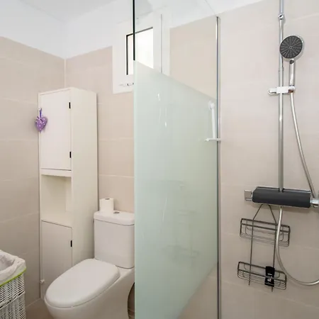 Newly Refurbished In Prime Location شقة
